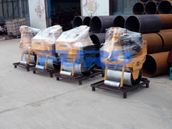 福瑞得機械5臺壓路機，一臺混凝土整平機及時發(fā)貨