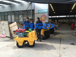 福瑞得機(jī)械手扶雙輪壓路機(jī)，二次結(jié)構(gòu)澆筑泵及時(shí)包貨