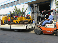 福瑞得機(jī)械4臺(tái)小型壓路機(jī)裝車發(fā)往河南。